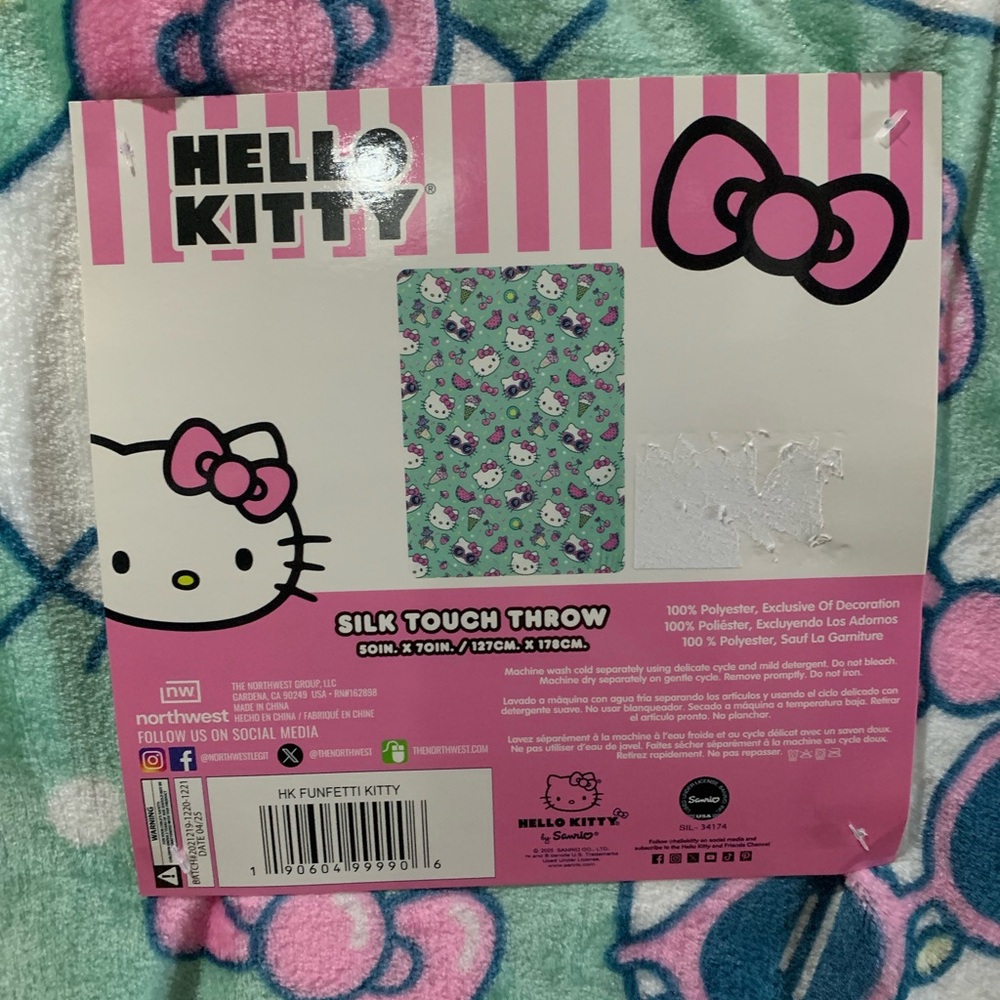 Hello Kitty Mint Green and Pink Blanket - Picture 5 of 5